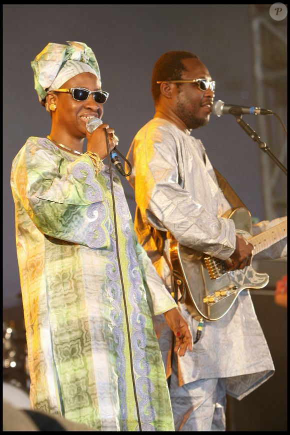 C'est à Bamako, la capitale malienne où il résidait, qu'une cérémonie d’hommage a été organisée. L’inhumation du musicien a eu lieu dans le jardin de sa maison, conformément aux souhaits de sa famille. 

Amadou et Mariam - 11ème Festival Solidays, le 27 juin 2009. © AGENCE / BESTIMAGE