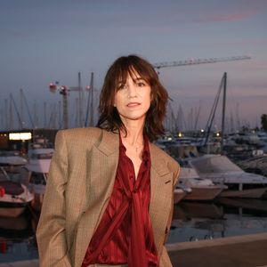 Exclusif - Charlotte Gainsbourg pose en backstage de l'émission "C à vous" lors du 79ème Festival International du Film de Cannes le 19 mai 2026. © Jack Tribeca / Bestimage