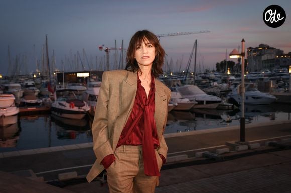 Exclusif - Charlotte Gainsbourg pose en backstage de l'émission "C à vous" lors du 79ème Festival International du Film de Cannes le 19 mai 2026. © Jack Tribeca / Bestimage