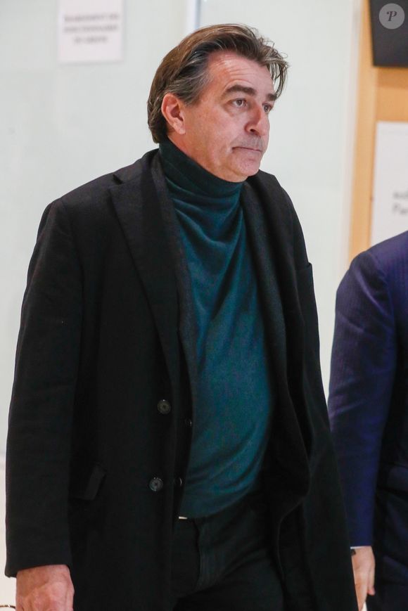 Le chef cuisinier Yannick Alléno à la sortie de la salle d'audience - Mort d'Antoine Alléno (fils du chef cuisinier Yannick Alléno) en 2022 : Le chauffard (Francky D.) reconnu coupable d'homicide involontaire et condamné à 7 ans de prison assorties d'un mandat de dépôt différé, au tribunal correctionnel de Paris, France, le 28 novembre 2024. Franky D., 27 ans, était accusé d'avoir percuté Antoine Alléno, en mai 2022 à Paris. Sans permis, il était ivre au volant d'une puissante Audi volée. Il a été condamné pour homicide involontaire. © Christophe Clovis/Bestimage