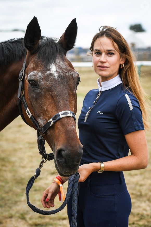 Mais concilier la comédie et l'équitation n'est pas toujours simple, pour la jeune femme. Les tournages, très longs, l'empêchent parfois de s'adonner à sa passion.

Exclusif - Rendez-vous avec l'actrice Constance Gay et son cheval Napango du Chatenet pendant le Jumping "Chantilly Classic" à Chantilly, France, le 13 juillet 2023. © Matthieu Mirville/Bestimage