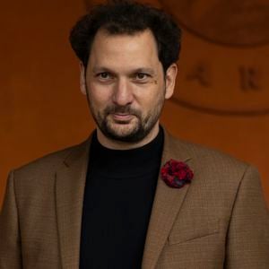 En effet, si Eric Antoine portera toujours le programme dont le succès ne faiblit pas, Joan Faggianelli animera la deuxième partie de soirée, baptisée Extra Brique.

Éric Antoine au village lors des Internationaux de France de Tennis de Roland Garros 2025, à Paris, France, le 7 juin 2025. © Cyril Moreau/Bestimage