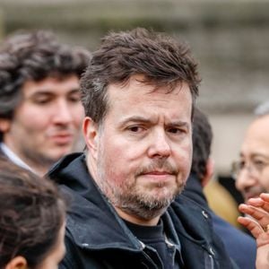 Nicolas Demorand est absent de France Inter depuis plus d'un mois. 

Nicolas Demorand aux obsèques de Sébastien Demorand à la Coupole du crématorium du cimetière du Père-Lachaise à Paris. © AGENCE / BESTIMAGE