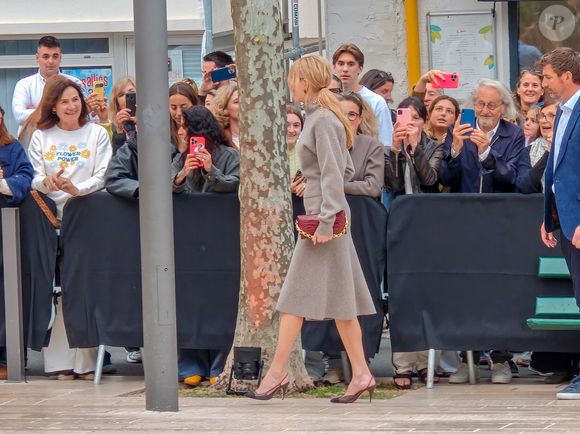 Nicole Kidman attendue par de nombreux fans avant le diner Chanel à Biarritz la veille du défilé Croisière Chanel le 27 avril 2026. © Christophe de Prada / Bestimage