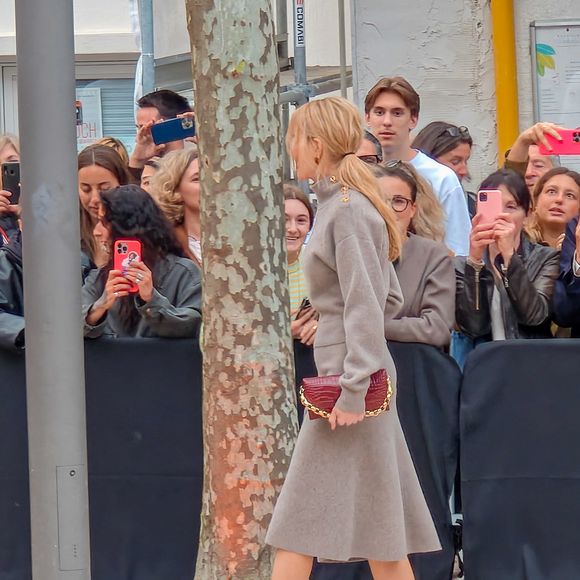 Nicole Kidman attendue par de nombreux fans avant le diner Chanel à Biarritz la veille du défilé Croisière Chanel le 27 avril 2026. © Christophe de Prada / Bestimage