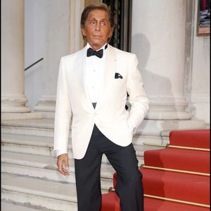 En 2006 il fut décoré de la Légion d'honneur par le président de la République Jacques Chirac
Valentino Garavani – Tapis rouge
Première du film Valentino : Le Dernier Empereur
65ᵉ Mostra de Venise – Festival du film de Venise 2008
SGP / BESTIMAGE