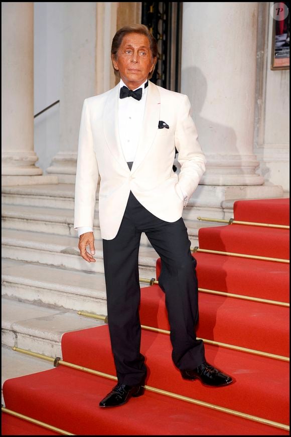En 2006 il fut décoré de la Légion d'honneur par le président de la République Jacques Chirac

Valentino Garavani – Tapis rouge
Première du film Valentino : Le Dernier Empereur
65ᵉ Mostra de Venise – Festival du film de Venise 2008
SGP / BESTIMAGE