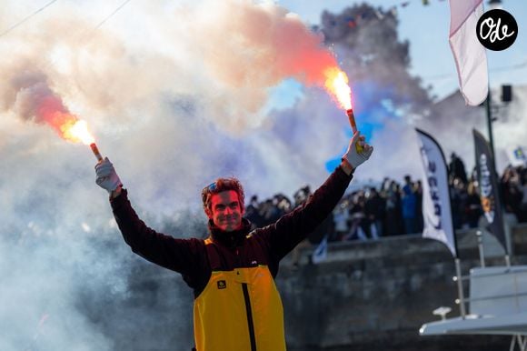 Le skipper de Macif Charlie Dalin remporte la dixième édition du tour du monde en solitaire Vendée Globe en pulvérisant le record de l’épreuve en 64 jours, 19 heures 22 minutes et 49 secondes aux Sables-d'Olonne, France, le 14 janvier 2025. © Alexis Courcoux/Psnewz/Bestimage