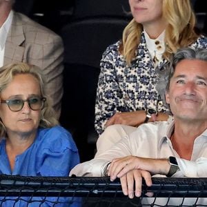 Caroline Roux et son mari Laurent Solly - Célébrités assistent à la victoire de Léon Marchand qui devient champion Olympique sur 400 m 4 nages lors des Jeux Olympiques de Paris 2024 (JO) à Paris La Defense Arena à Nanterre le 28 juillet 2024. © Dominique Jacovides-Pierre Perusseau/Bestimage