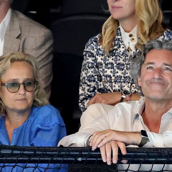 Caroline Roux et son mari Laurent Solly - Célébrités assistent à la victoire de Léon Marchand qui devient champion Olympique sur 400 m 4 nages lors des Jeux Olympiques de Paris 2024 (JO) à Paris La Defense Arena à Nanterre le 28 juillet 2024. © Dominique Jacovides-Pierre Perusseau/Bestimage