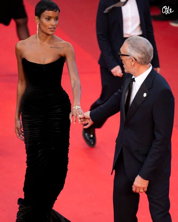 Vincent Cassel et Narah Baptista protègent l'identité de leur fils Caetano, né en janvier 2025, mais partagent toutefois des moments de leur vie de famille
L'acteur français Vincent Cassel et sa compagne, la mannequin brésilienne Narah Baptista,  arrivent  pour la projection du film « Histoires Parallèles » (Parallel Tales) lors de la 79e édition du Festival de Cannes, à Cannes, dans le sud de la France, le 14 mai 2026. 

Photo de Eliot Blondet/ABACAPRESS.COM