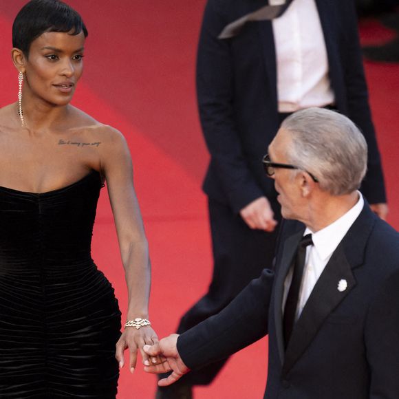Vincent Cassel et Narah Baptista protègent l'identité de leur fils Caetano, né en janvier 2025, mais partagent toutefois des moments de leur vie de famille
L'acteur français Vincent Cassel et sa compagne, la mannequin brésilienne Narah Baptista,  arrivent  pour la projection du film « Histoires Parallèles » (Parallel Tales) lors de la 79e édition du Festival de Cannes, à Cannes, dans le sud de la France, le 14 mai 2026. 

Photo de Eliot Blondet/ABACAPRESS.COM