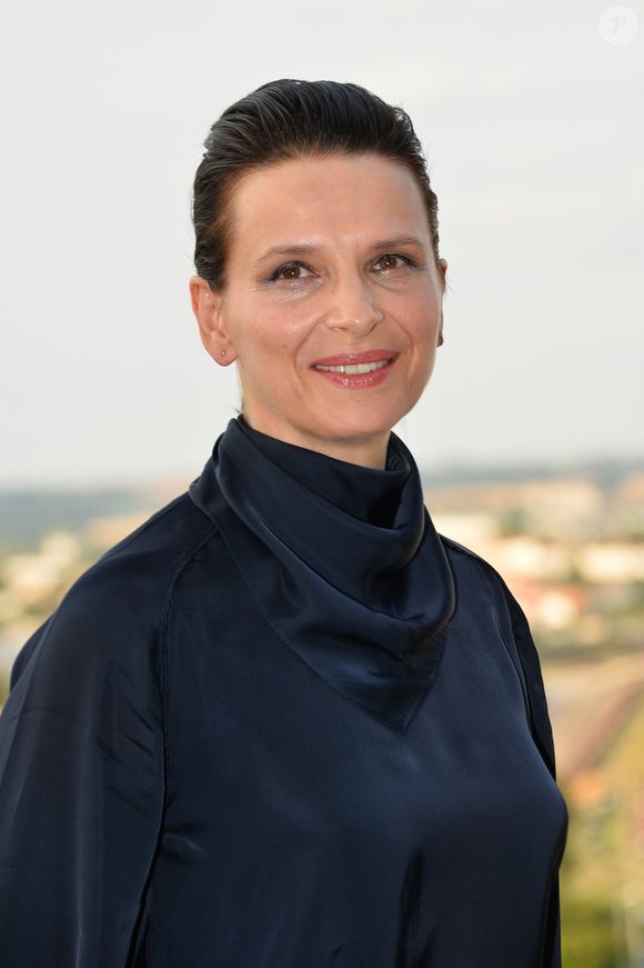 Mais si nos célébrités affichent des peaux parfaites et des jambes galbées, certaines méthodes peuvent aussi y contribuer. 

Juliette Binoche - 10ème Festival du Film Francophone d'Angoulême. Le 25 août 2017
© Coadic Guirec / Bestimage