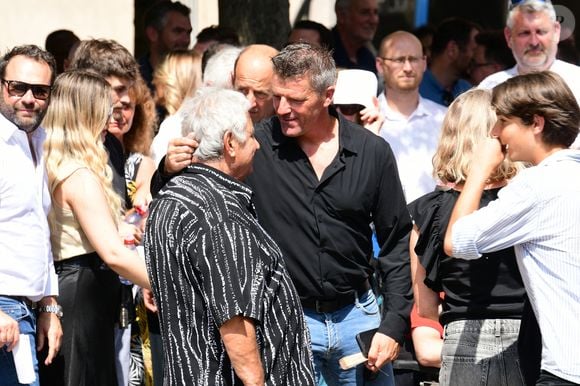 Grégory Coupet à la sortie des Obsèques de Bernard Lacombe en l'église Saint-Louis de Fontaines-sur-Saône près de Lyon, France, le 25 juin 2025. © Romain Doucelin/Bestimage