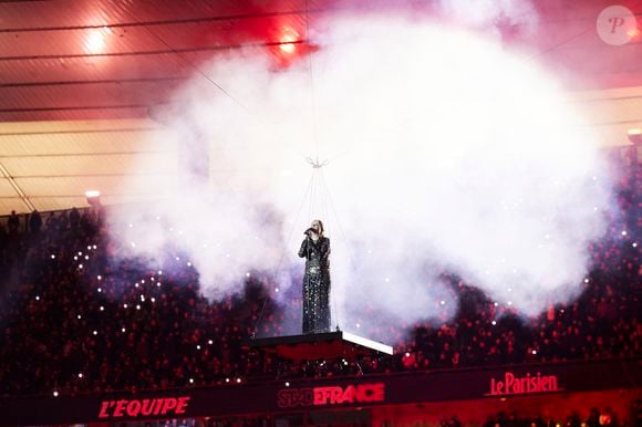 Les réactions des internautes sont partagées.

La chanteuse Louane (Louane Emera), représentante de la France au concours de l'Eurovision, interpréte pour la première fois son titre Maman, en hommage à sa mère décédée lorsqu'elle avait 17 ans, devant les 80 000 spectateurs, suspendue sur une plateforme, plusieurs mètres au-dessus de la pelouse et des musiciens, du Stade de France à la mi-temps du match du Tournoi des Six Nations opposant la France à l'Écosse, à Saint-Denis, Seine Saint-Denis, France, le 15 mars 2025. © Cyril Moreau/Bestimage