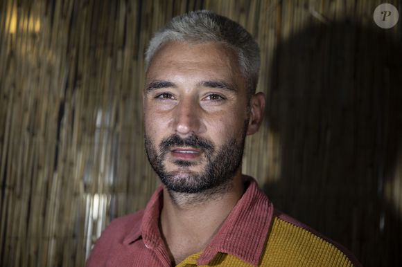 "Le début a été très dur. Quand t'as passé 21 ans ici et que t'arrive à Paris....C'est là où j'ai pris conscience que le cadre de vie était très important.", s'était-il rappelé pour Loopsider il y a trois mois, à l'occasion d'une interview tournée justement sur le bassin d'Arcachon.

Exclusif - Rencontre avec Jérémy Frerot lors du concert NRJ Music Tour à Toulouse. Le 14 juillet 2022 © Frédéric Maligne / Bestimage