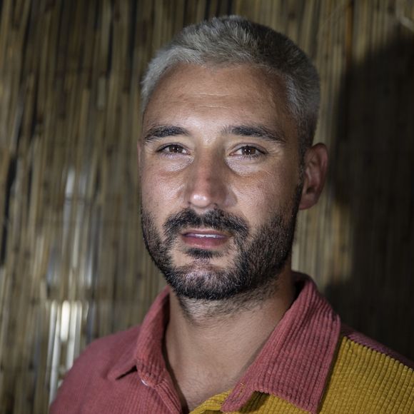 "Le début a été très dur. Quand t'as passé 21 ans ici et que t'arrive à Paris....C'est là où j'ai pris conscience que le cadre de vie était très important.", s'était-il rappelé pour Loopsider il y a trois mois, à l'occasion d'une interview tournée justement sur le bassin d'Arcachon.

Exclusif - Rencontre avec Jérémy Frerot lors du concert NRJ Music Tour à Toulouse. Le 14 juillet 2022 © Frédéric Maligne / Bestimage