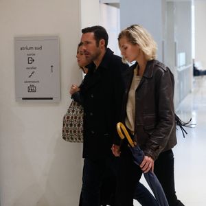 Nicolas Bedos, jugé pour agressions et harcèlement sexuels, arrive avec sa compagne Pauline Desmonts et son avocate,  J.Minkowski, au tribunal judiciaire de Paris, le 26 septembre 2024. Les faits reprochés auraient été commis entre 2018 et 2023. 
© Christophe Clovis / Bestimage