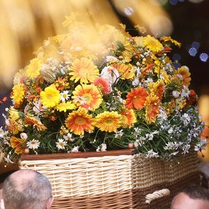 Le cercueil en osier de Brigitte Bardot a fait sensation.

Le cercueil en osier de Brigitte Bardot - Sorties des obsèques de Brigitte Bardot en l'église Paroissiale Notre-Dame-de-l'Assomption de Saint-Tropez, France. © Jacovides-Moreau/Bestimage