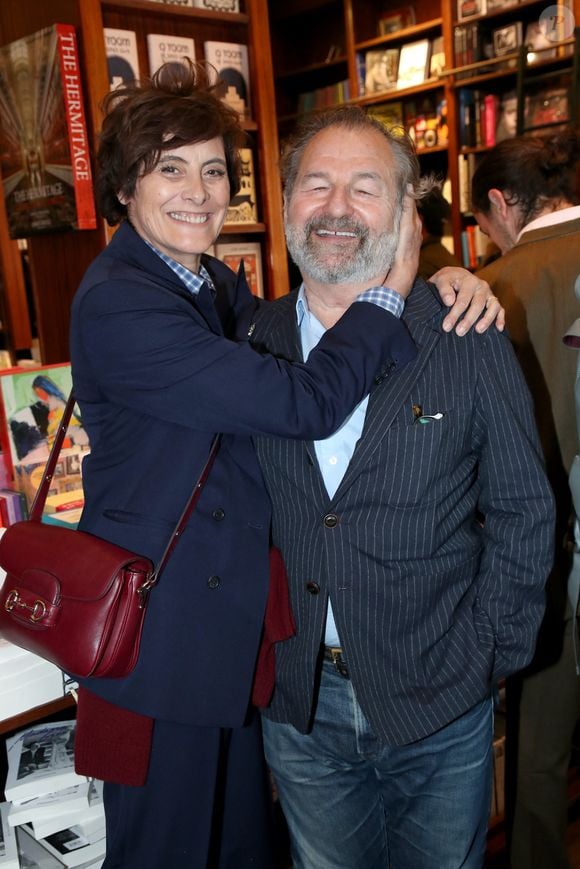 Inès de La Fressange et son compagnon Denis Olivennes - Guillaume Gallienne dédicace son livre "Le buveur de brume" à la Galerie Galignani à Paris, France, le 13 Mai 2025. © Bertrand Rindoff / Bestimage