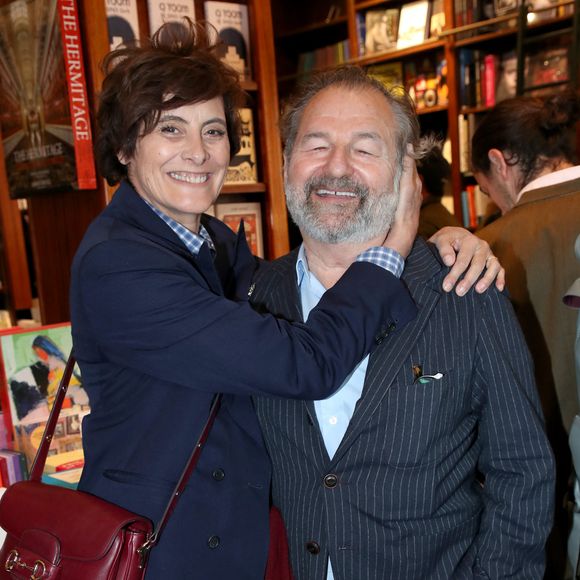 Inès de La Fressange et son compagnon Denis Olivennes - Guillaume Gallienne dédicace son livre "Le buveur de brume" à la Galerie Galignani à Paris, France, le 13 Mai 2025. © Bertrand Rindoff / Bestimage