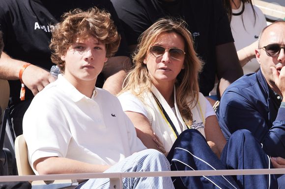 "Je les garde le plus possible avec moi, et en même temps il faut que je travaille beaucoup, je suis pas assez là pour Milo, il a eu zéro ce matin"

Sarah Poniatowski et son fils Roman Lavoine - Célébrités dans les tribunes des Internationaux de France de tennis de Roland Garros 2024 à Paris. Le 5 juin 2024
© Moreau-Jacovides / Bestimage