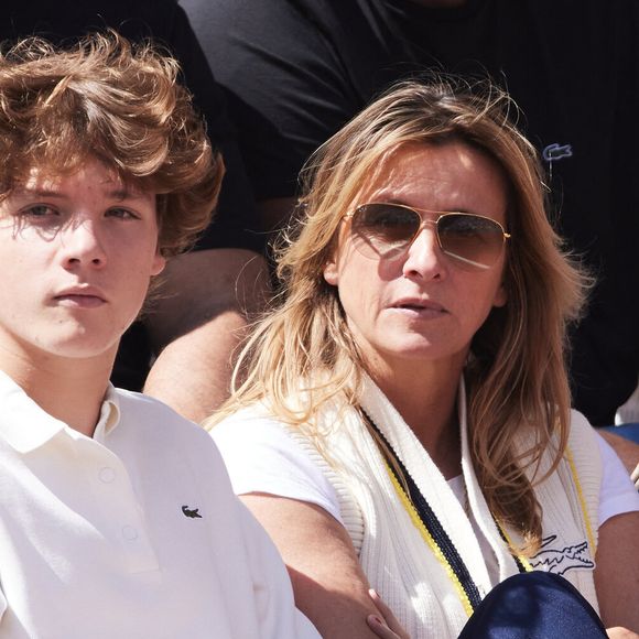 "Je les garde le plus possible avec moi, et en même temps il faut que je travaille beaucoup, je suis pas assez là pour Milo, il a eu zéro ce matin"

Sarah Poniatowski et son fils Roman Lavoine - Célébrités dans les tribunes des Internationaux de France de tennis de Roland Garros 2024 à Paris. Le 5 juin 2024
© Moreau-Jacovides / Bestimage