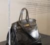 L'homme d'affaires crée alors le sac Birkin, qui sera adopté par la muse de Serge Gainsbourg, mais aussi par d'autres grandes stars.
Le tout premier sac Hermès Birkin, conçu pour Jane Birkin en 1985, exposé à Sotheby's Paris, le 7 juillet 2025, en prélude à la vente aux enchères "Fashion Icons" prévue le 10 juillet 2025 à 16h. © Jonathan Jacob/Bestimage