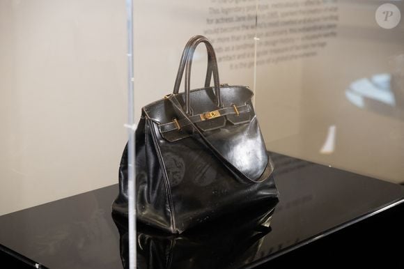 L'homme d'affaires crée alors le sac Birkin, qui sera adopté par la muse de Serge Gainsbourg, mais aussi par d'autres grandes stars.

Le tout premier sac Hermès Birkin, conçu pour Jane Birkin en 1985, exposé à Sotheby's Paris, le 7 juillet 2025, en prélude à la vente aux enchères "Fashion Icons" prévue le 10 juillet 2025 à 16h. © Jonathan Jacob/Bestimage