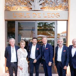 Exclusif -  Jean-Philippe Nuel (Architecte d’intérieur), Maud Bailly (Directrice générale Sofitel, MGallery & Emblems), Sébastien Bazin (PDG du groupe Accor), Patrick Bruel, Pierre Gonzalvez (Maire de l’Isle sur la Sorgue), Emmanuel Borla (Directeur de l’hôtel) - Patrick Bruel inaugure son hôtel cinq étoiles "L'Isle de Leos MGallery" à L'Isle-sur-la-Sorgue, France, le 23 septembre 2025. 
 © Jack Tribeca / Bestimage