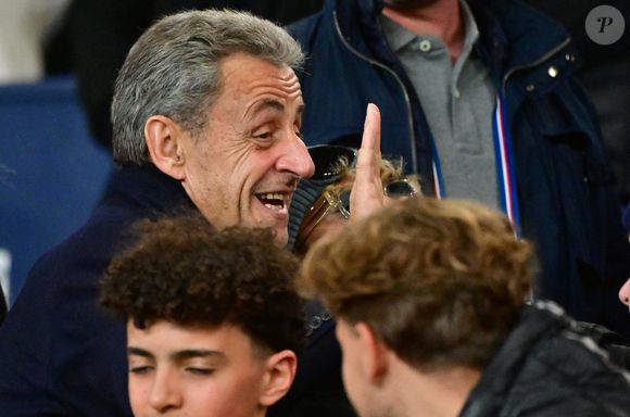 Nicolas Sarkozy dans les tribunes lors du match de Ligue 1 McDonald's "PSG - Auxerre (2-0)" au Parc des Princes à Paris, le 27 septembre 2025.
© Christian Liewig/Bestimage