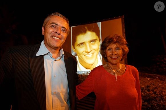 Francine Distel (Francine Bréaud), la veuve de Sacha Distel et son fils Laurent Distel lors de la soirée d'hommage à Sacha Distel pour les 10 ans de son décès, organisée dans les jardins de l'hôtel de ville à Rayol-Canadel sur Mer, le 22 juillet 2014.
