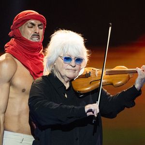 Ainsi qu'une prestation sur scène saisissante 

Exclusif - Catherine Lara lors de l'enregistrement de l'émission "La Boîte à secrets", présentée par F.Bollaert et diffusée le 9 janvier 2026 sur France 3, dans les studios du Lendit à Saint-Denis, France, le 2 décembre 2025. © Cyril Moreau/Bestimage