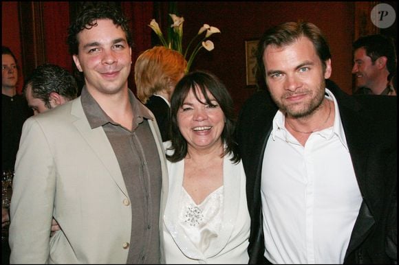 Myriam Boyer et ses deux fils Arny Berry et Clovis Cornillac – 22e Nuit des Molières 2008 aux Folies Bergère à Paris
Photographe :
Rindoff-Guirec / Bestimage