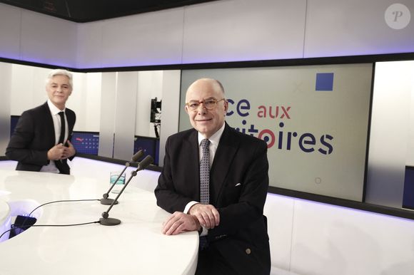 Exclusif - Cyril Viguier, Bernard Cazeneuve,  sur le plateau de l’émission « Face aux territoires » présentée pa C.Viguier dans les studios de TV5 Monde à Paris, France, le 30 janvier 2025. © Jack Tribeca/Bestimage