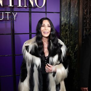 Le couple de superstars Cher et Alexander Edwards est tout sourire alors qu'ils assistent à l'événement Valentino Beauty au Studio 54 à New York