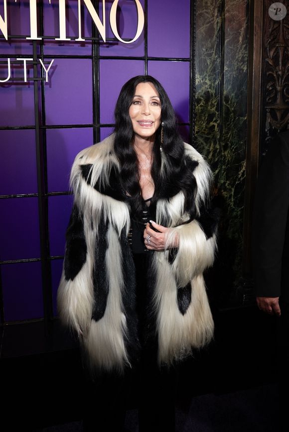 Le couple de superstars Cher et Alexander Edwards est tout sourire alors qu'ils assistent à l'événement Valentino Beauty au Studio 54 à New York