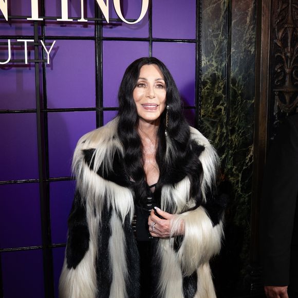 Le couple de superstars Cher et Alexander Edwards est tout sourire alors qu'ils assistent à l'événement Valentino Beauty au Studio 54 à New York