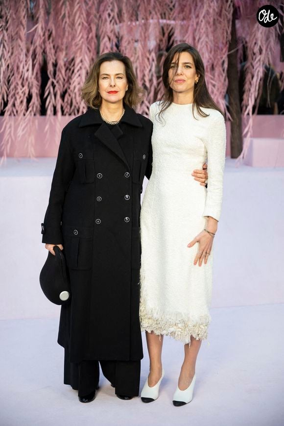 Carole Bouquet et Charlotte Casiraghi assistent au défilé Chanel Haute Couture printemps-été 2026 dans le cadre de la Fashion Week de Paris, le 27 janvier 2026 à Paris, en France. Photo : Eliot Blondet/ABACAPRESS.COM