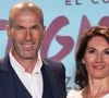 Zizou lui-même n'a jamais caché s'en remettre à elle pour les grands choix de vie. "Ma femme m'a donné deux beaux enfants, c'est elle qui choisit ce qui est le mieux pour la famille", expliquait-il à l'époque où il n'avait encore que deux fils. 

Zinedine Zidane et sa femme Véronique - Première du documentaire "Le coeur de Sergio Ramos" à Madrid le 10 septembre 2019