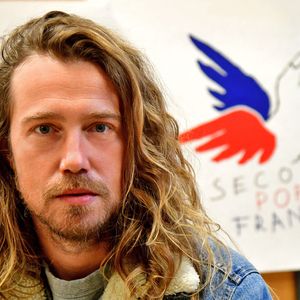 Exclusif - Julien Doré, après avoir lancé une tombola au profit des sinistrés de la tempête Alex qui a frappé les Alpes-Maritimes, fait un point presse au siège du Secours Populaire 06 à Nice le 23 novembre 2020. © Bruno Bebert / Bestimage