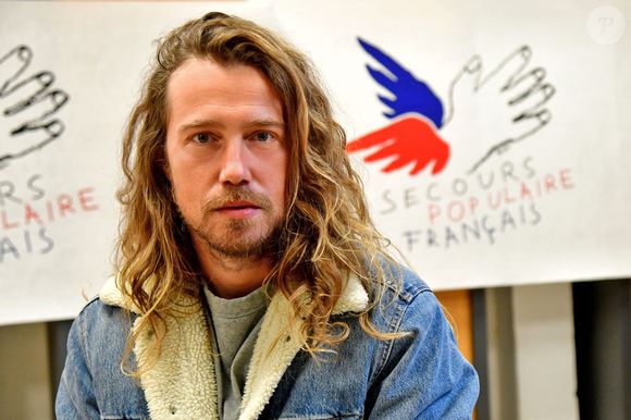 Exclusif - Julien Doré, après avoir lancé une tombola au profit des sinistrés de la tempête Alex qui a frappé les Alpes-Maritimes, fait un point presse au siège du Secours Populaire 06 à Nice le 23 novembre 2020. © Bruno Bebert / Bestimage