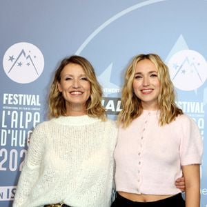 Alexandra Lamy et sa fille Chloé Jouannet - Tapis rouge de la cérémonie d'ouverture du 29ème Festival International du Film de Comédie de l'Alpe d'Huez le 19 Janvier 2026. © Dominique Jacovides/Bestimage