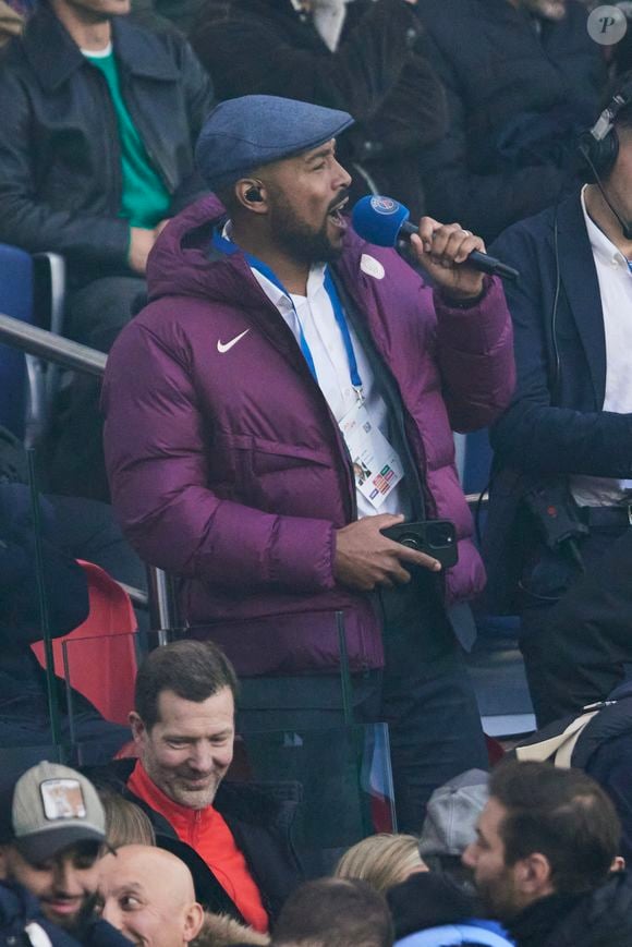 Après avoir conquis le monde avec sa voix, le voici dans un tout nouveau rôle. 

Jean-Luc Guizonne en tribunes du match de Ligue 1 McDonald's opposant le Paris Saint-Germain (PSG) au Racing Club de Lens (RCL) (1-0) au Parc des Princes à Paris, France, le 2 novembre 2024. Cyril Moreau/Bestimage
