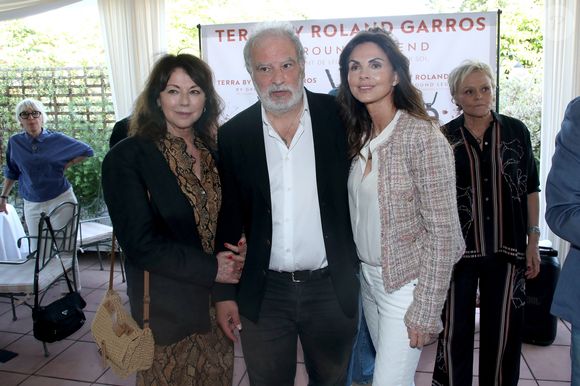 Exclusif - Julie Arnold, Raphaël Mezrahi et Caroline Barclay - Présentation du Collier " Terra by Roland Garros " créé par Anne Le Nen, Présidente de Ground Legend, au restaurant Laurent à Paris, France le 22 Mai 2026.

© Bertrand Rindoff/Bestimage