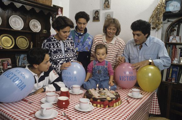 En Belgique, chez lui près de Liège, rendez-vous avec Frédéric FRANÇOIS, sa femme Monique et leurs enfants, Vincent, Gloria, âgée de vingt ans (20 ans) et Anthony, quatorze ans (14 ans), réunis pour le deuxième anniversaire de Victoria. Février 1992 © Jean Lenoir via Bestimage