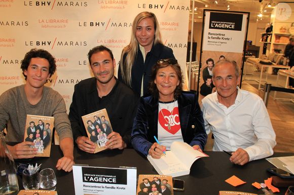 Elle souligne les qualités relationnelles essentielles dans l’immobilier de luxe.

Raphael Kretz, Valentin Kretz, Sandrine Kretz, Olivier Kretz - La famille Kretz (série L'Agence sur TMC et Netflix) dédicace son livre "Bienvenue à l'Agence" au BHV Marais à Paris le 14 mai 2024. © Philippe Baldini/Bestimage