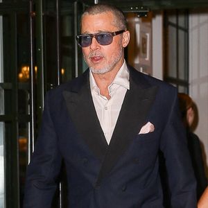 Comme le rapporte une voisine au "Parisien Dimanche" : "Il n'y a pas que des avantages avec les stars. Brad Pitt ne laisse pas les randonneurs traverser sa propriété, qui offre pourtant une vue extraordinaire sur la vallée, contrairement aux anciens propriétaires qui nous laissaient passer."

Brad Pitt et sa compagne, Ines de Ramon, ont été vus quittant leur hôtel, élégants, alors qu’ils se rendaient à la première du nouveau film “F1.” © Backgrid USA / Bestimage