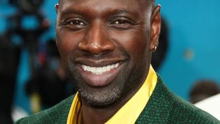 Omar Sy est l’un des seuls à avoir joué le jeu au Met Gala avec un choix de tenue audacieux, un geste applaudi