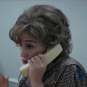 Leïla Bekhti mise à l'honneur dans "20h30, le dimanche" ce 16 mars 2025 - extrait du film "Ma Mère, Dieu et Sylvie Vartan" de Ken Scott.